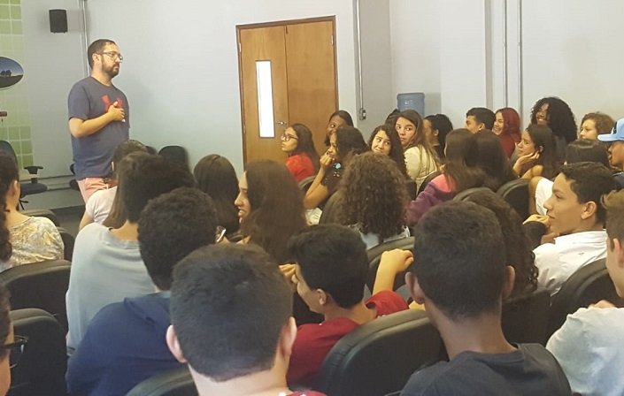 Professor Murilo Wascheck, do Câmpus Goiânia, durante palestra a estudantes do Câmpus Aparecida de Goiânia